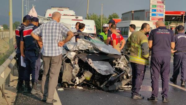 Bursa da feci kaza Otomobil kağıt gibi ezildi ölü ve yaralılar var