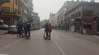 Bursa’da kısıtlamayı scooter ile deldiler