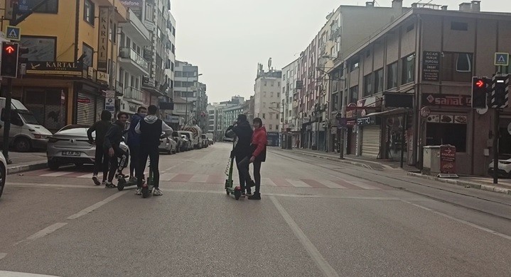 Bursa’da kısıtlamayı scooter ile deldiler