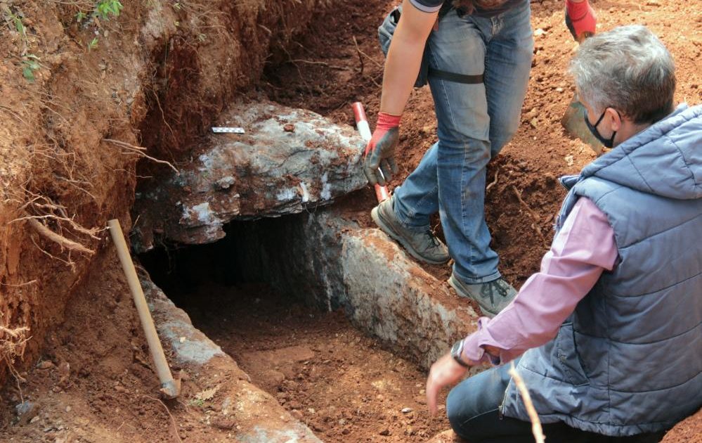 Su kanalı kazısında antik mezar bulundu