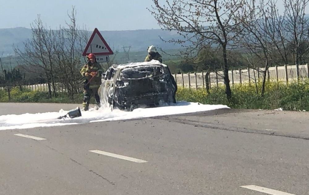 Bursa’da seyir halindeyken alev alan otomobil yandı