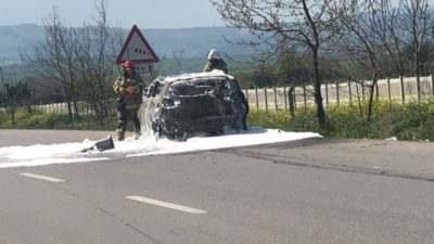 Bursa’da seyir halindeyken alev alan otomobil yandı