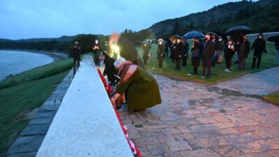 Anzak Koyu’nda sessiz ‘Şafak Ayini’