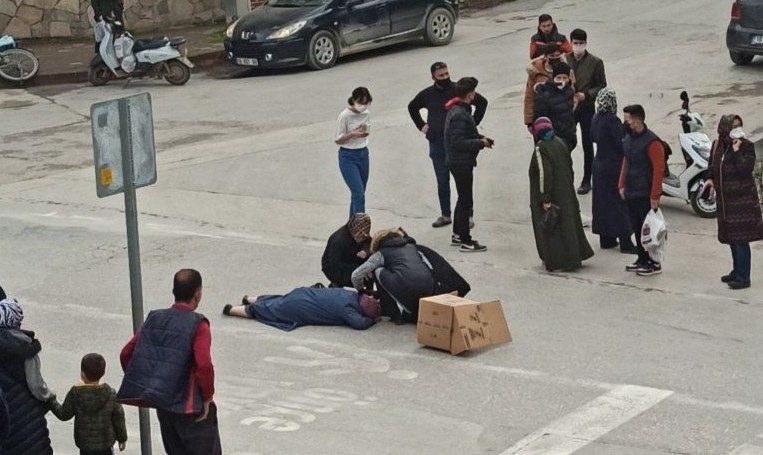 Bursa’da motosiklet yayaya çarptı, müdahale vatandaştan geldi