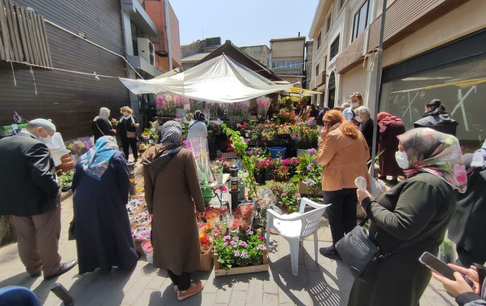 Bursa’da kapanma öncesi çiçekçilere akın!