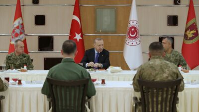 Cumhurbaşkanı Erdoğan askerlerle iftar yaptı