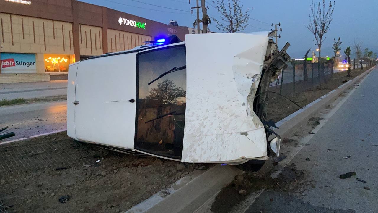 Bursa’da feci kaza! Refüje girdi direğe çarptı