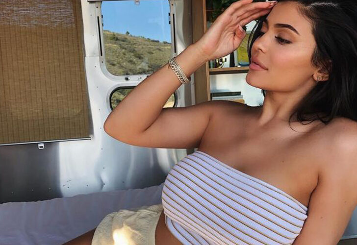 Kylie Jenner minicik örgü bikinisiyle sere serpe!