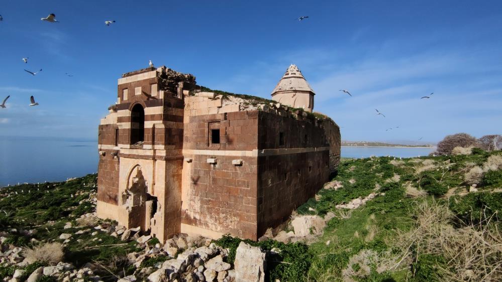 Adadaki tarihi kilise definecilerin hedefi oldu