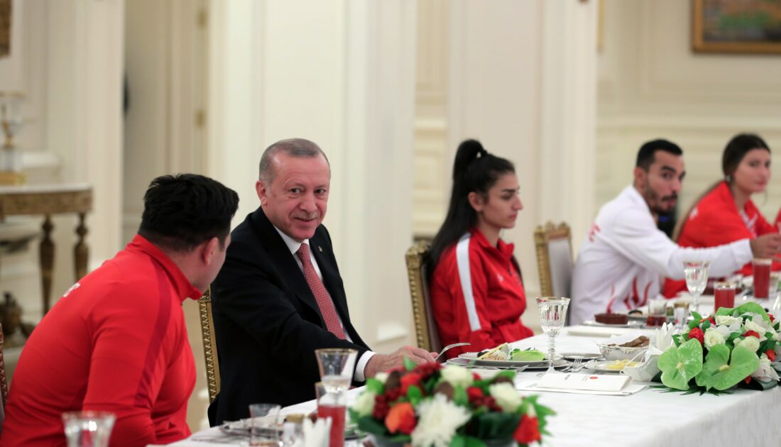 Cumhurbaşkanı Erdoğan sporcularla iftar yaptı