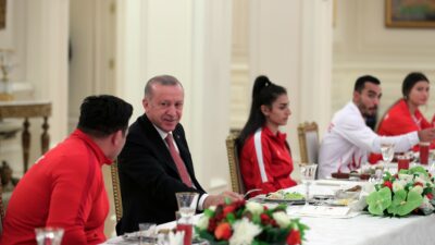 Cumhurbaşkanı Erdoğan sporcularla iftar yaptı