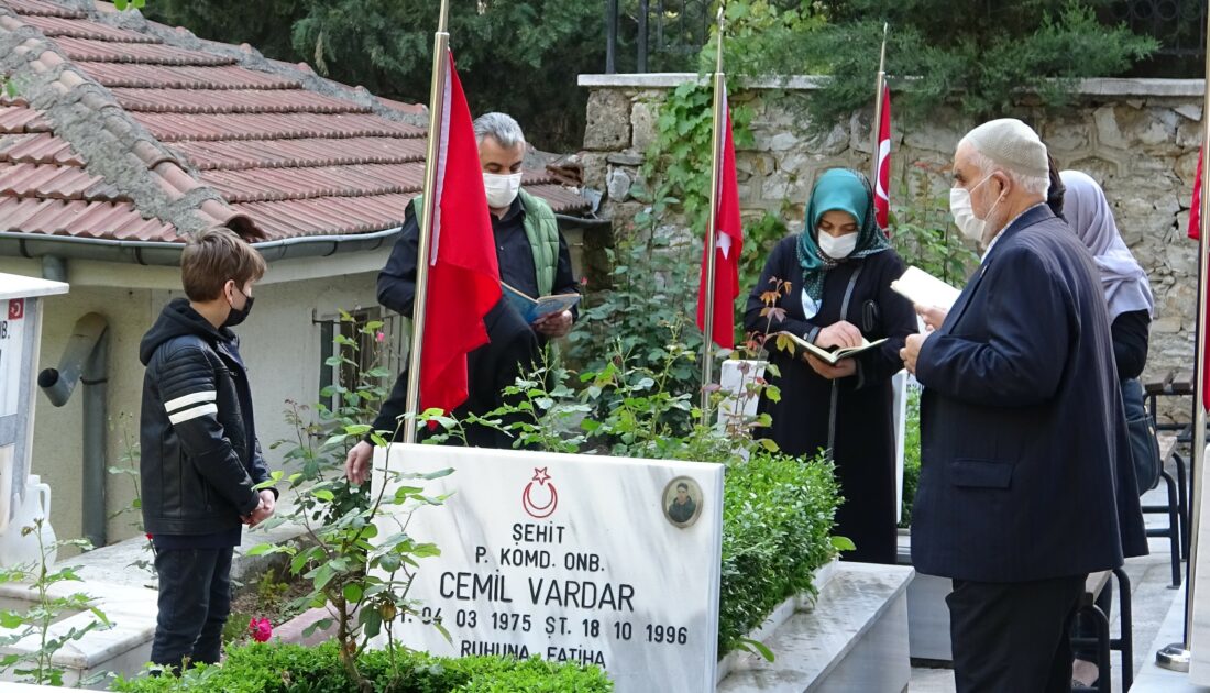 Bursa’da şehit yakınları şehitliklere koştu