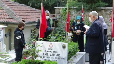 Bursa’da şehit yakınları şehitliklere koştu