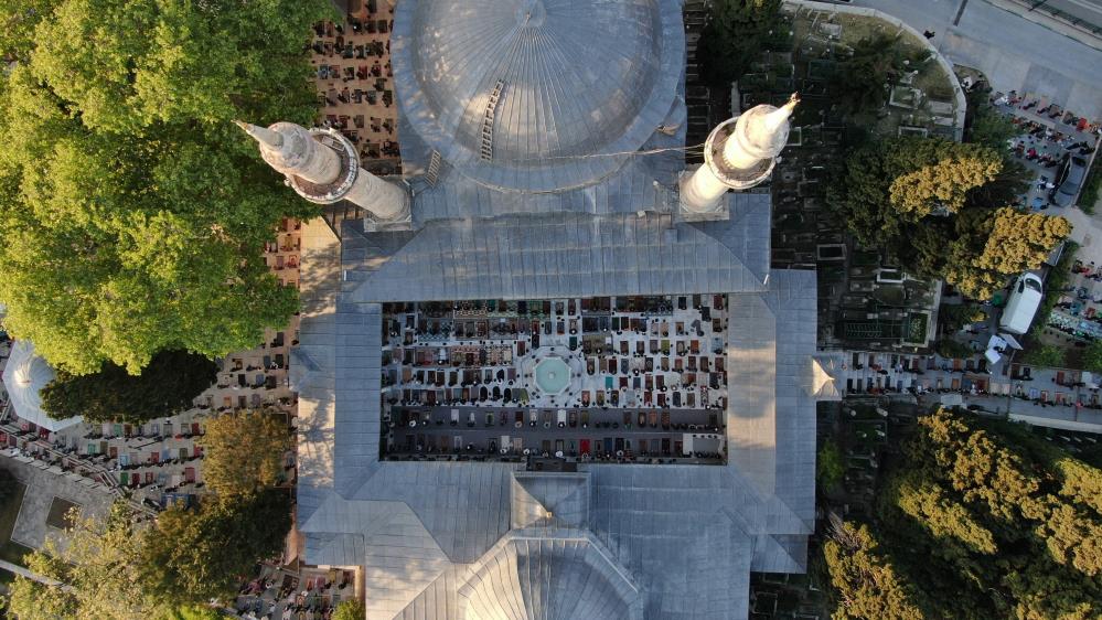 Bursa’da Emirsultan Camii, bayram namazında doldu taştı