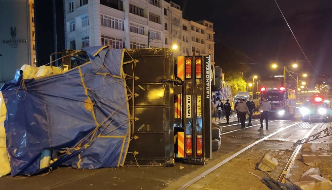 Demir korkuluklara çarparak tramvay yoluna devrildi