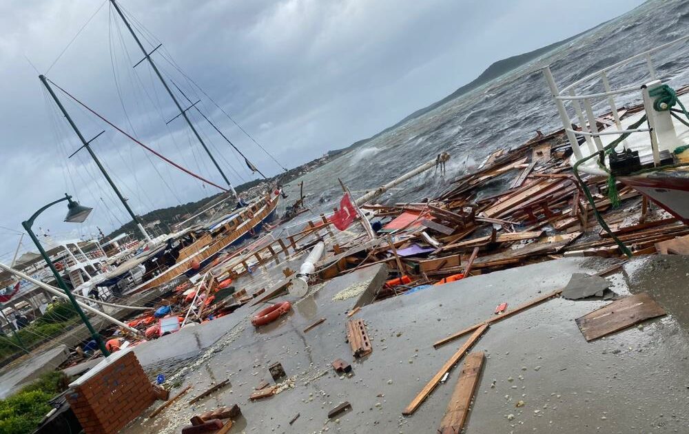 Ayvalık’ı fırtına vurdu! Çatılar uçtu, tekneler battı…