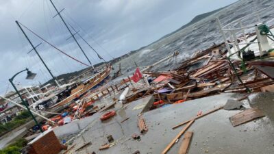 Ayvalık’ı fırtına vurdu! Çatılar uçtu, tekneler battı…