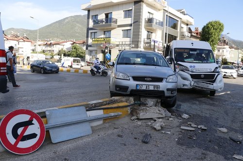 Otomobil ile minibüs çarpıştı: 7 yaralı