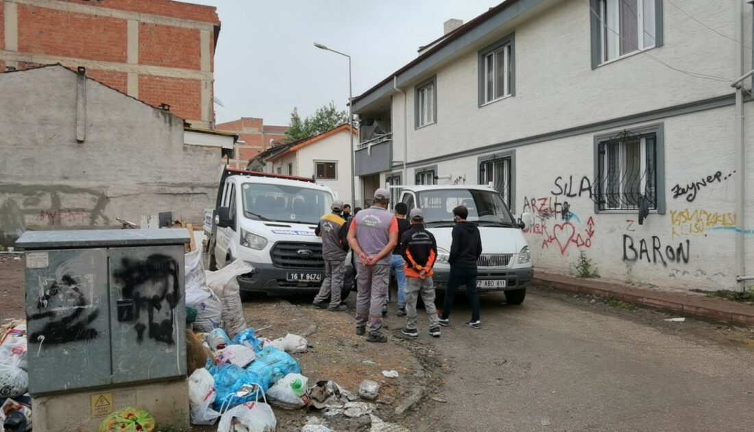 Kamyonet park halindeki araca çarptı, belediye personeli yaralandı