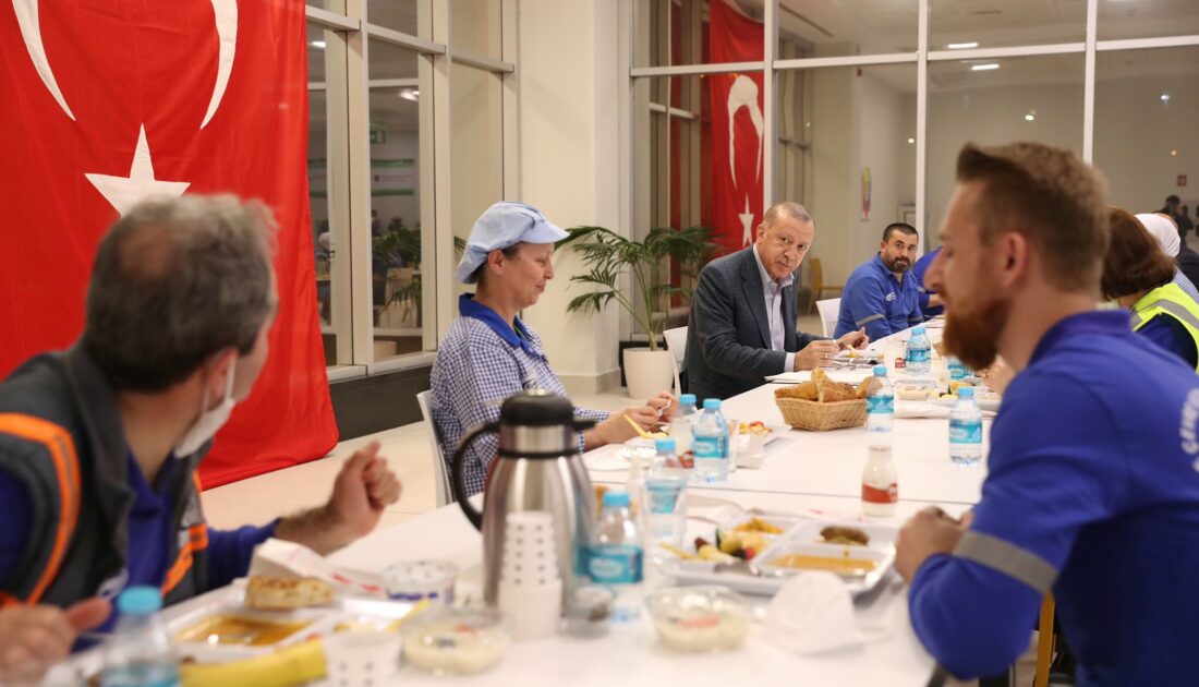 Cumhurbaşkanı Erdoğan iftarda işçilerle buluştu