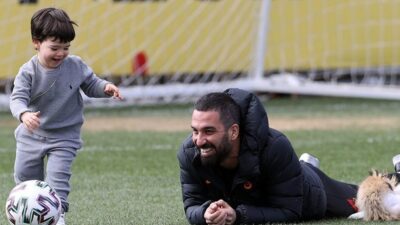 Arda Turan arabada sabahladı