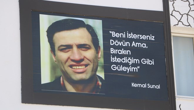 Kemal Sunal afişi gülümsetiyor