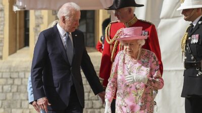 Biden Kraliçe Elizabeth ile bir araya geldi