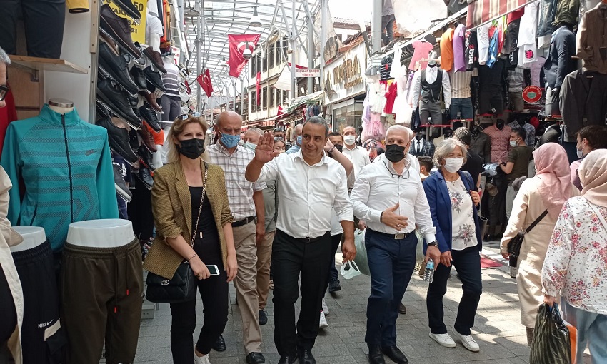 Bozbey sahaya indi! Dert dinledi, bağlama çaldı