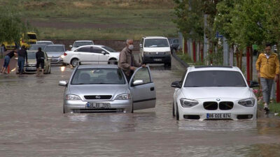 Kayseri’de sağanak yağış etkili oldu, araçlar mahsur kaldı