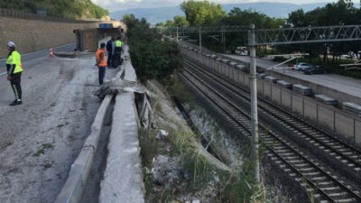 Devrilen mıcır yüklü kamyon hem D-100’ü hem tren yolunu kapattı