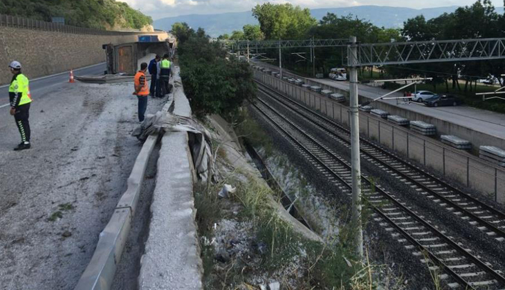 Devrilen mıcır yüklü kamyon hem D-100’ü hem tren yolunu kapattı