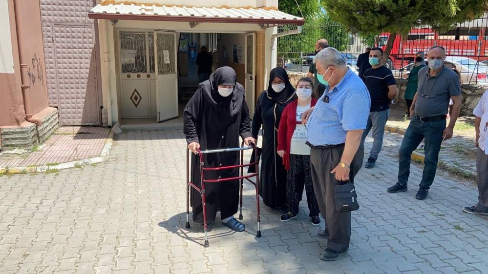 Bursa’da yürüteçle gelip oy kullandı!