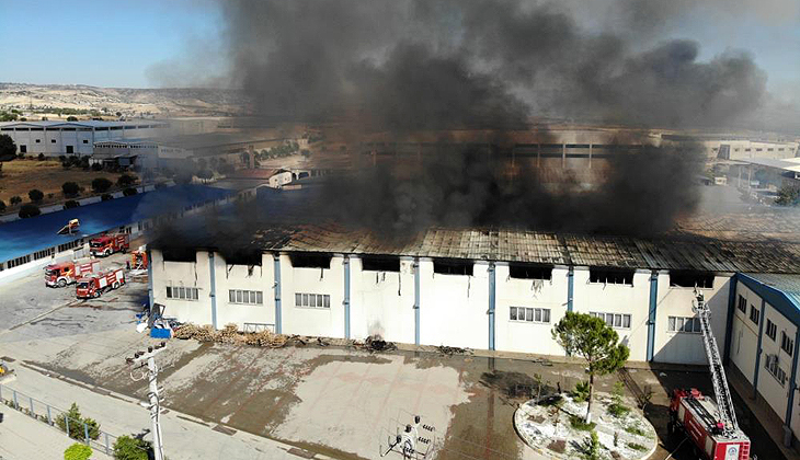 Nevresim fabrikasındaki yangın 8 saat sonra söndürüldü