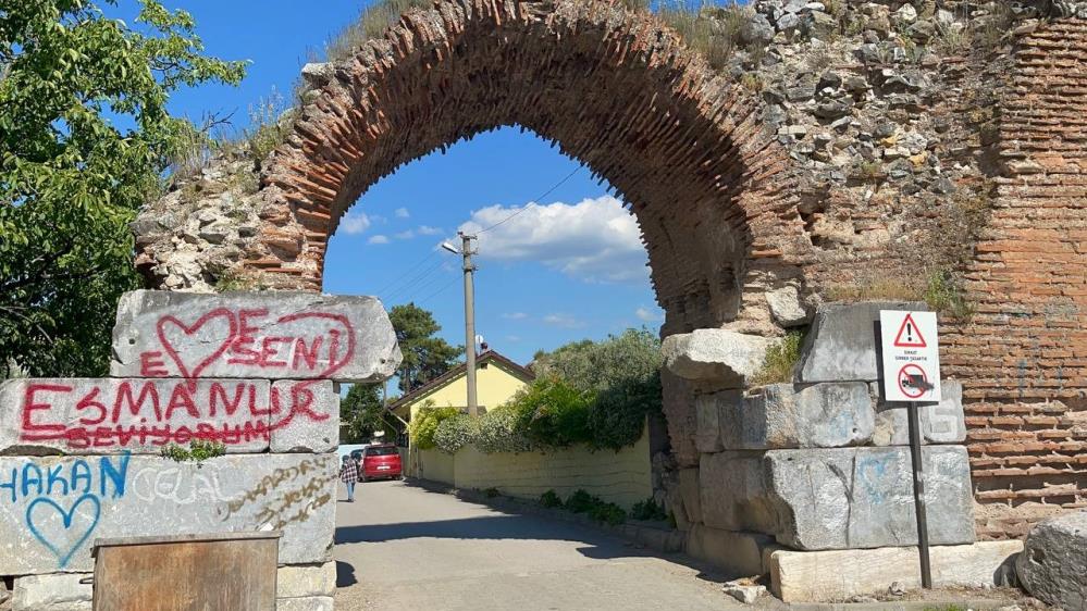 Bursa’da binlerce yıllık surlar yazı tahtasına döndü!