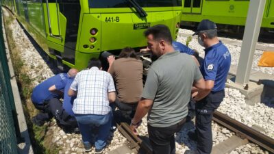 Bursa’da dehşet anları! Elinde bıçakla metro raylarına atladı…