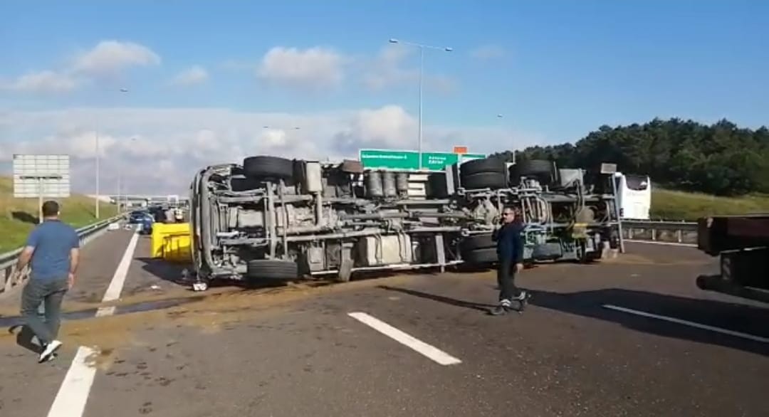 Kuzey Marmara Otoyolu’nda kontrolden çıkan vinç devrildi:1 yaralı