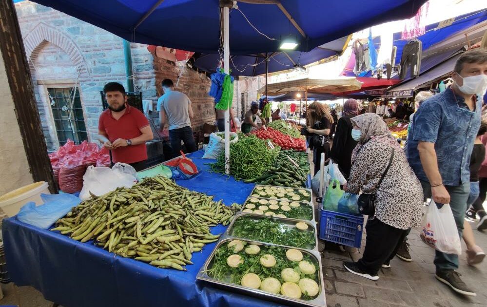 Bursa’da ürün bollaştı, pazarın ateşi düştü