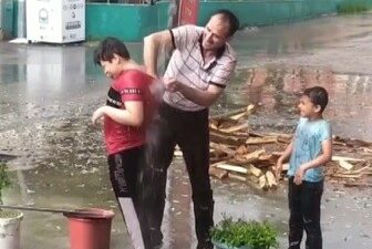 Bursa’da sağanak altında aile boyu banyo!