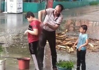 Bursa’da sağanak altında aile boyu banyo!