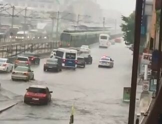 Bursa’da sağanak yağış yolları göle çevirdi