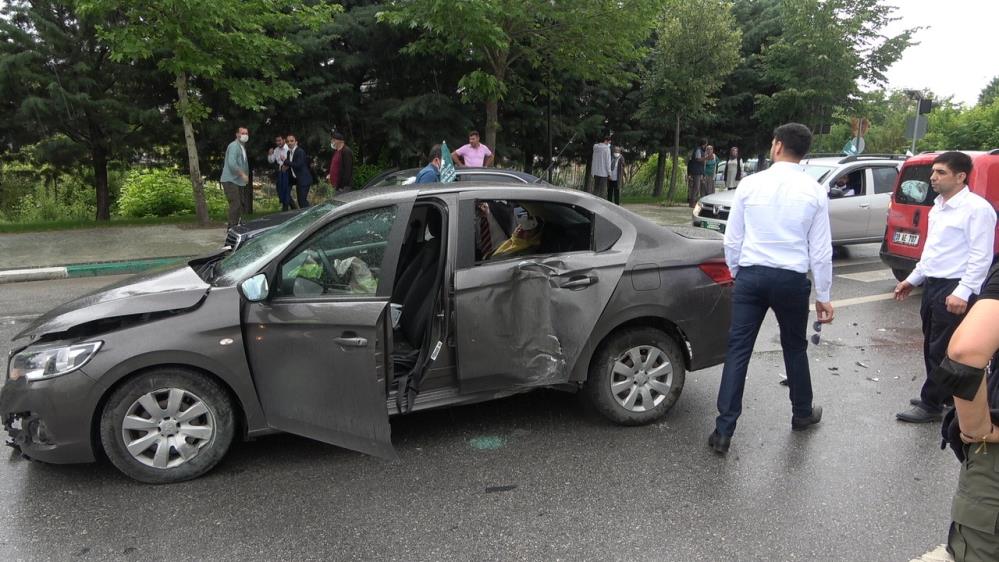 Davutoğlu’nun konvoyunda kaza