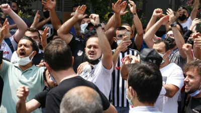 Beşiktaş taraftarları Sergen Yalçın’ın evinin önünde toplandı