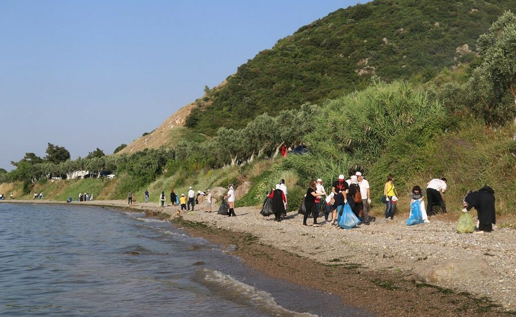 Bursa’da sağlık çalışanları Kurşunlu sahilini temizledi