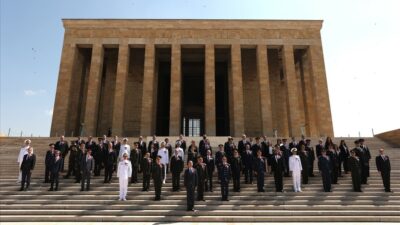 Bakan Akar ve OYAK Yönetim Kurulu Anıtkabir’de