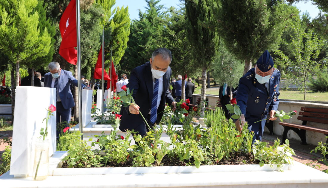 Bursa’da şehitliklerde duygusal anma