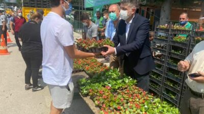 Bursa’da mezarlıklarda çiçek dağıtıldı