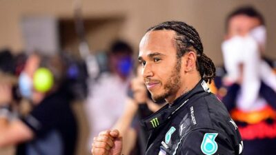 Lewis Hamilton cezaya rağmen kazandı