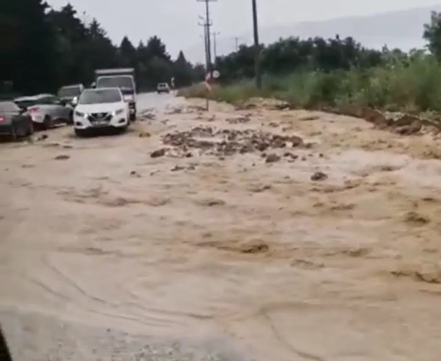 Bursa’da sağanak yağış sonrası yol çöktü