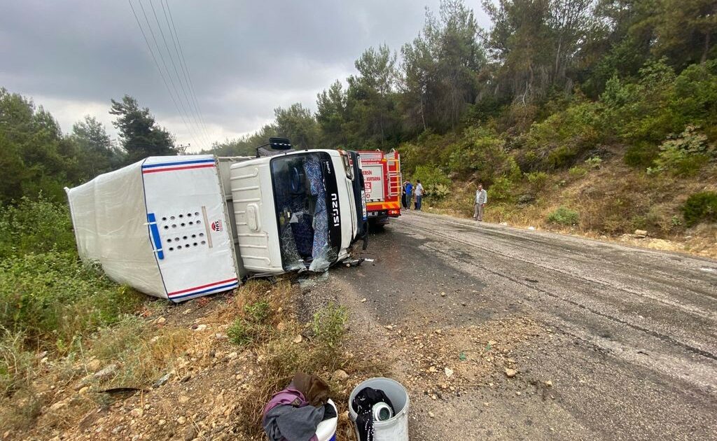 Kamyonet devrildi! Çok sayıda yaralı var