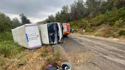 Kamyonet devrildi! Çok sayıda yaralı var